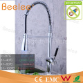 China Sanitaria Ware LED autoalimentado desplegable de agua fría y caliente cromada latón primavera cocina grifo